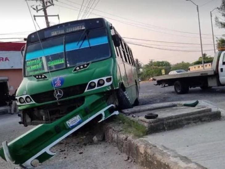 Cinco lesionados por choque de urbano en Coatzacoalcos