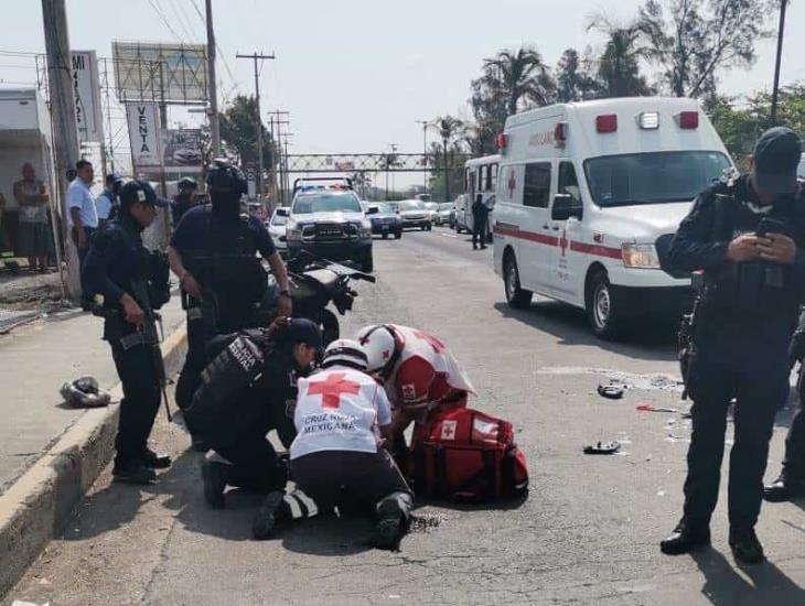 Motopatrullero derrapa y choca en la Veracruz-Xalapa