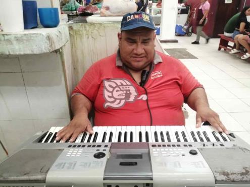 Alegra los mercados de Coatzacoalcos con su música y es ciego de nacimiento