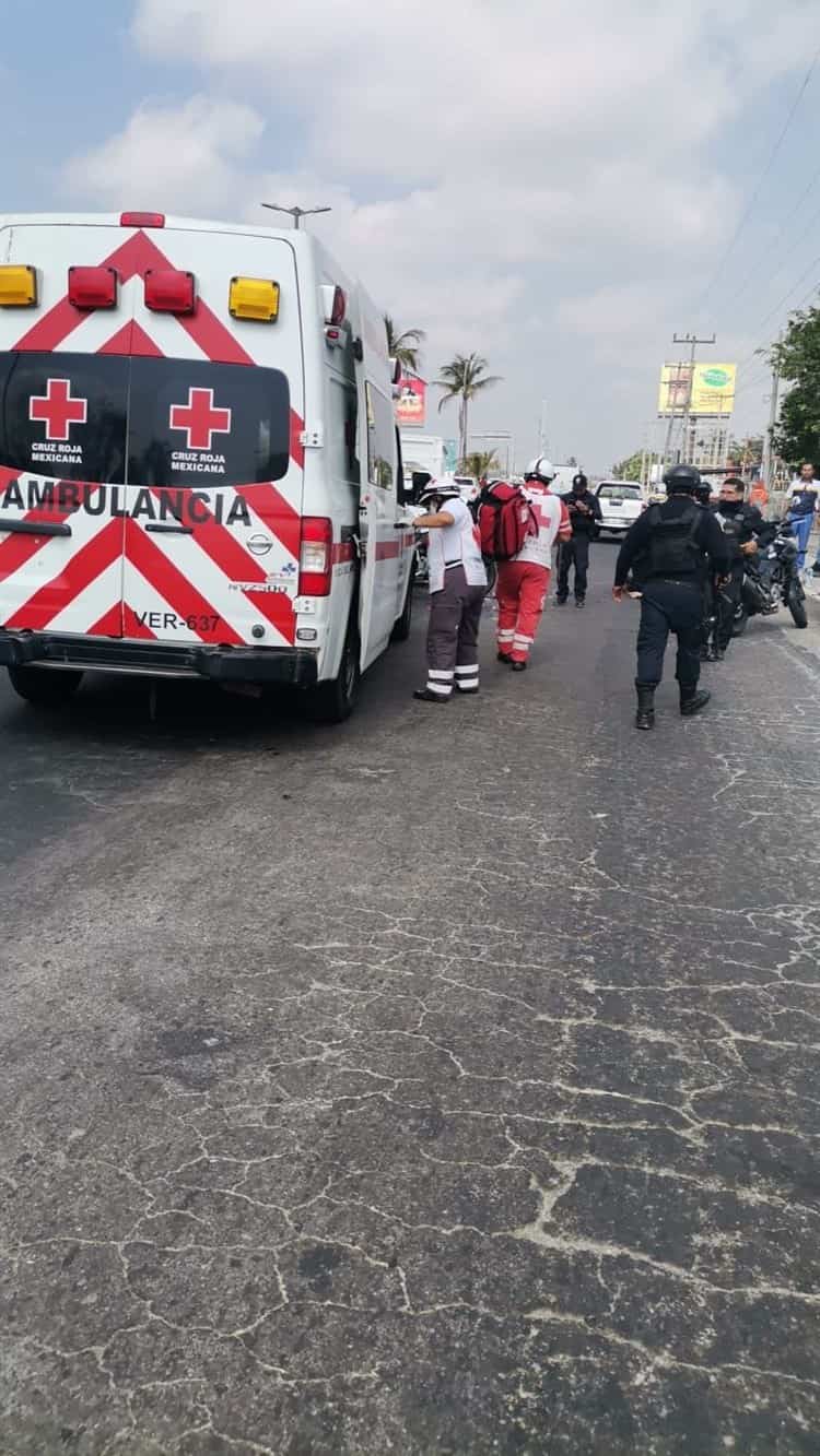 Motopatrullero de la Policía Estatal derrapa y choca en la Veracruz-Xalapa