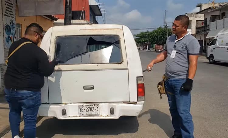 Hombre queda atrapado dentro de su auto en Cosamaloapan