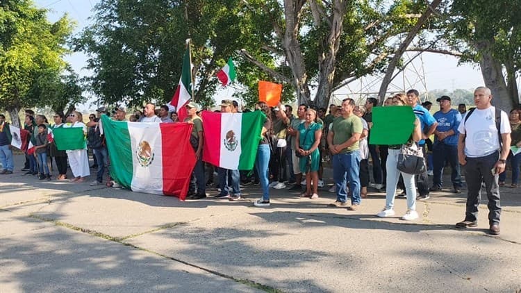 Se movilizan en Coatzintla para respaldar al Ejército Mexicano