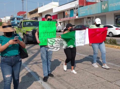 Reducida asistencia en marcha pro-Ejército Mexicano en Coatzacoalcos
