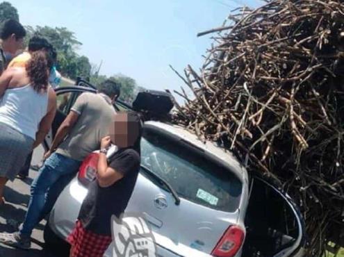 Le cae carga de caña a conductor tras accidente en la Cárdenas-Coatzacoalcos