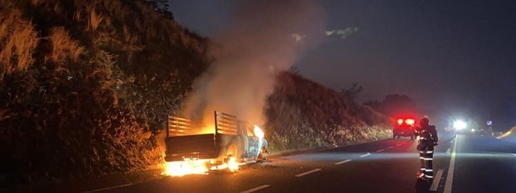 Se incidencia camioneta tras chocar contra autobús en la autopista Tuxpan-Cardel