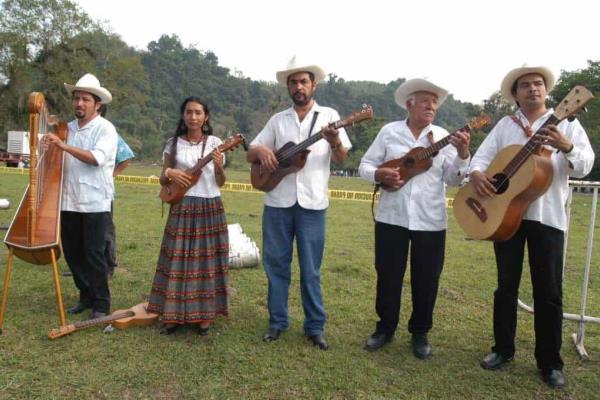 Veracruz, presente en Óscar 2023 con Mono Blanco y Rihanna