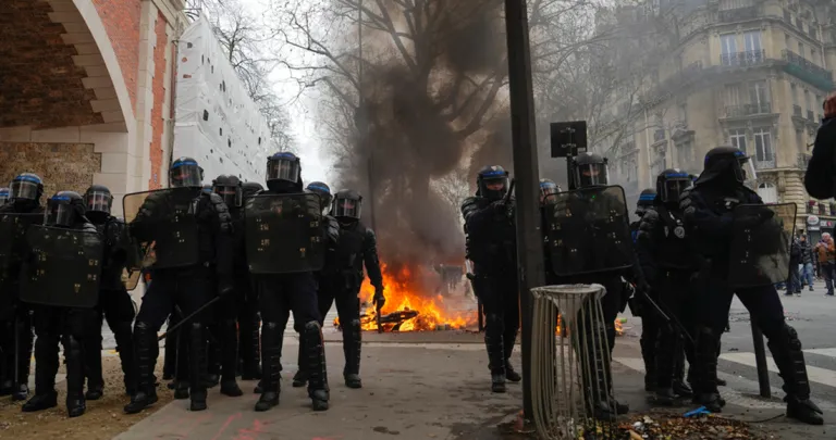 Calles de Francia repletas de opositores del plan de pensiones de Macron