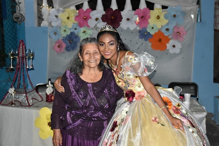 Hilda Kelaia Delgadillo Cortés disfrutó en su fiesta de XV años