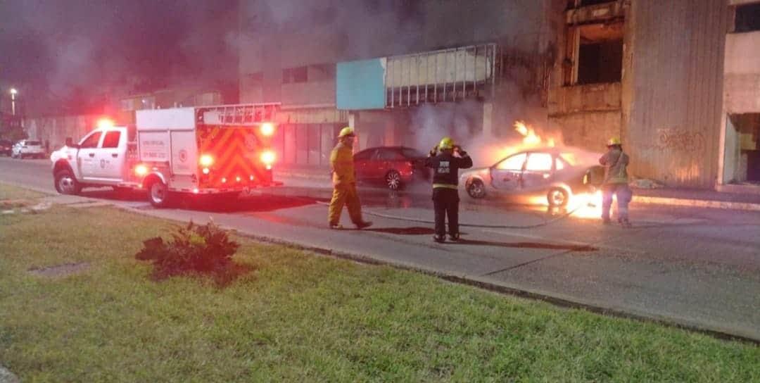 ¡En cenizas! se quema auto en el malecón de Coatzacoalcos