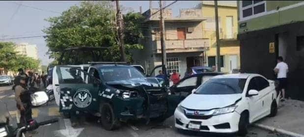 Patrulla de la Fuerza Civil choca contra autos en colonia de Veracruz