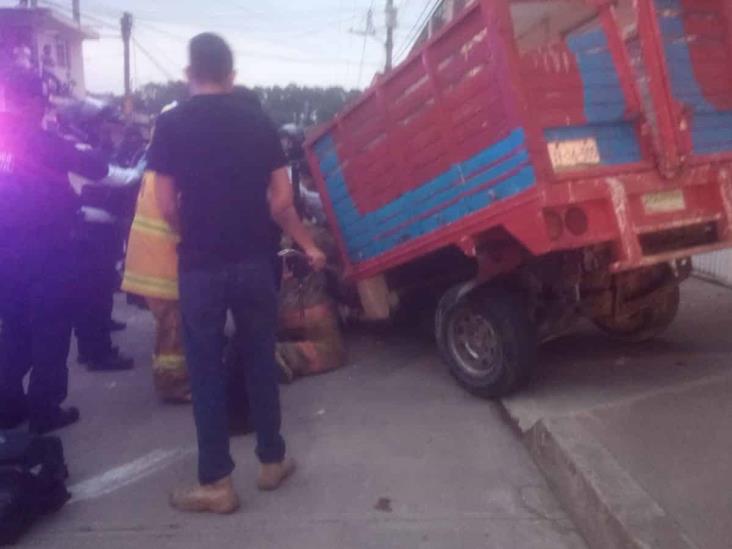 En Xalapa, patrulla de SSP choca de frente contra una camioneta