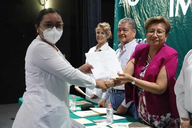 Egresan 74 especialistas del IMSS Veracruz-Sur