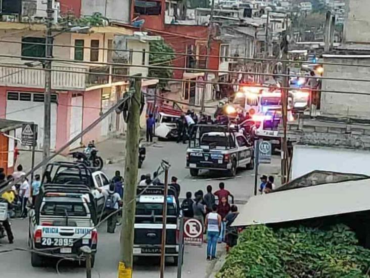 En Xalapa, patrulla de SSP choca de frente contra una camioneta