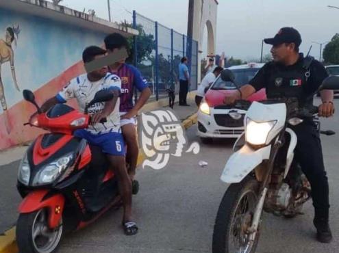 Policías municipales de Soconusco evitan accidente y detienen a ebrio comerciante