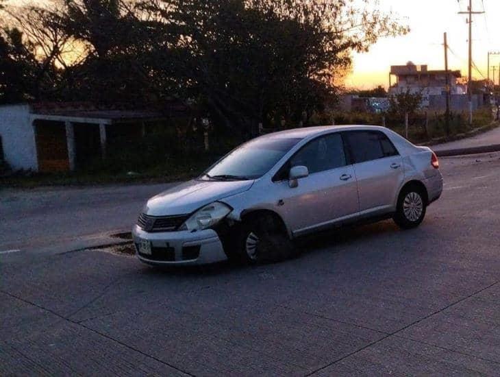 En Coatzacoalcos, se impacta contra poste de alumbrado y huye