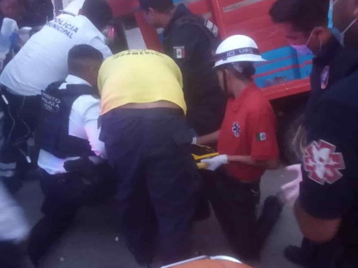 En Xalapa, patrulla de SSP choca de frente contra una camioneta