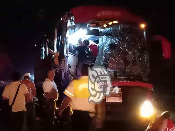 Se accidenta autobús de pasajeros en la Cosamaloapan-La Tinaja; hay varios lesionados (+Video)
