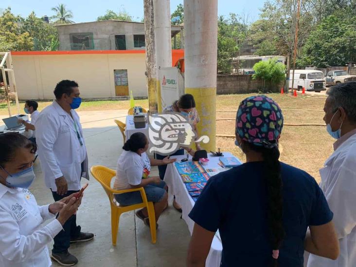 Realiza Pemex brigada de salud en colonia de Acayucan