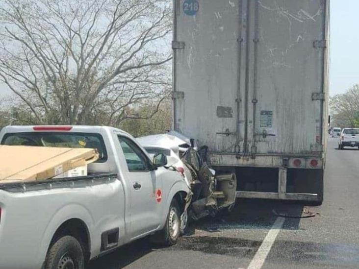 Camioneta se estrella contra caja de tráiler en carretera a Tierra Blanca