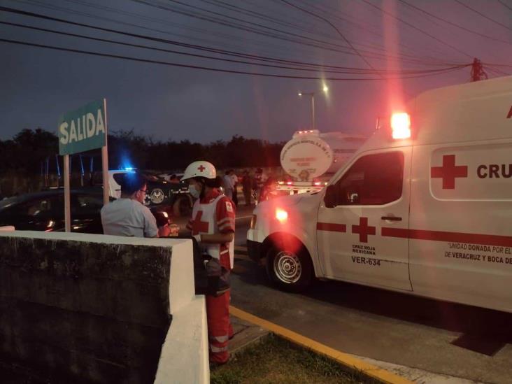 Motociclista sale volando; camioneta lo impacta en Veracruz