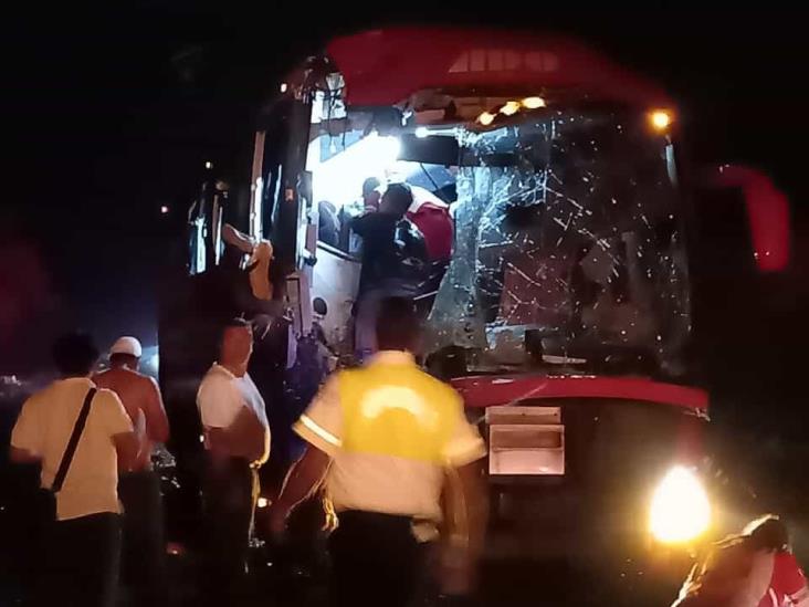 Choca autobús en la autopista Cosamaloapan-La Tinaja; hay 8 lesionados