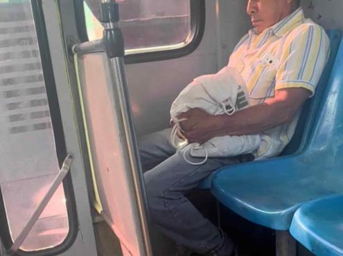 Exhiben a hombre por tocarse en transporte público de Veracruz