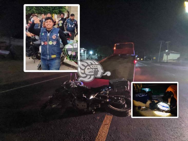 Muere biker acayuqueño tras derrapar frente a plaza en Oluta