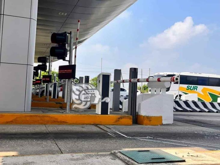 Abarrotada, caseta del puente Coatzacoalcos l para renovar tarjetas de residente