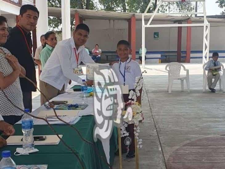 Oriundo de Minatitlán se lleva el primer lugar en concurso regional de oratoria