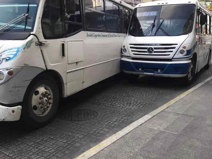 Chocan dos autobuses de pasaje urbano en Xalapa