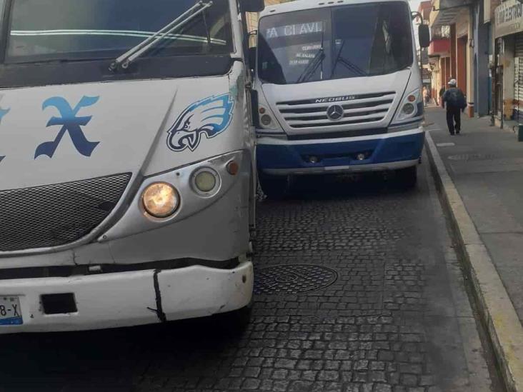 Chocan dos autobuses de pasaje urbano en Xalapa