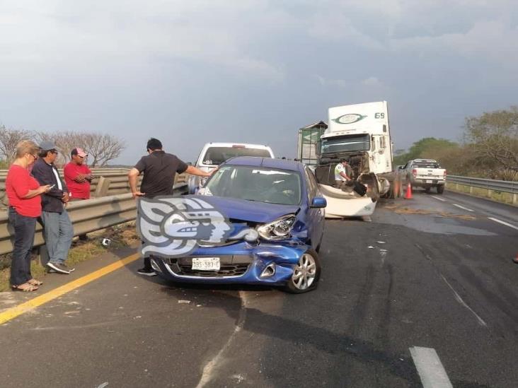 Trágico accidente en el sur de Veracruz deja 4 heridos y 7 carros dañados