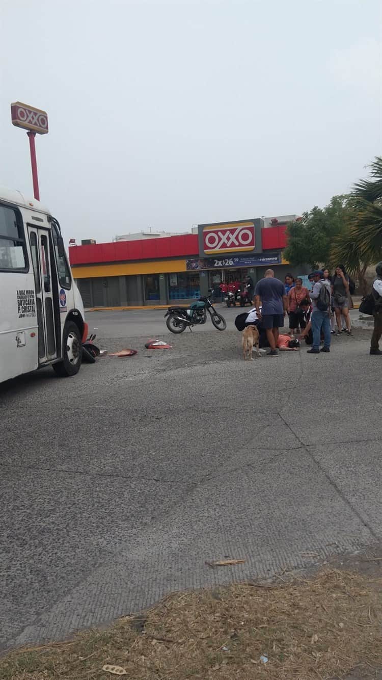 Camión de pasaje atropella a mujer en su motocicleta en Lagos de Puente Moreno