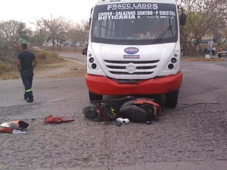 Urbano atropella a mujer motociclista en Veracruz