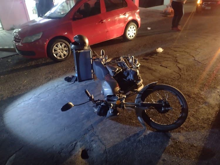 Automóvil atropella a adulto mayor en su motocicleta en el Fraccionamiento Reforma(+Video)