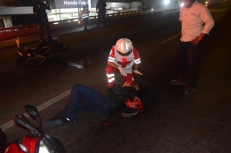 Conductor impacta su motocicleta contra otra en el puente Bicentenario en Veracruz(+Video)
