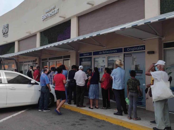 Largas filas en Banco del Bienestar de Boca del Río por dispersión de pagos (+Video)