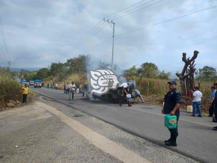 Fuego consume mixto rural en la Acayucan-Soteapan