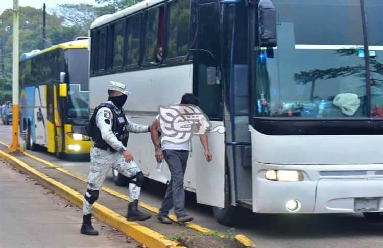 Aseguran 3 autobuses con migrantes en el sur de Veracruz (video)