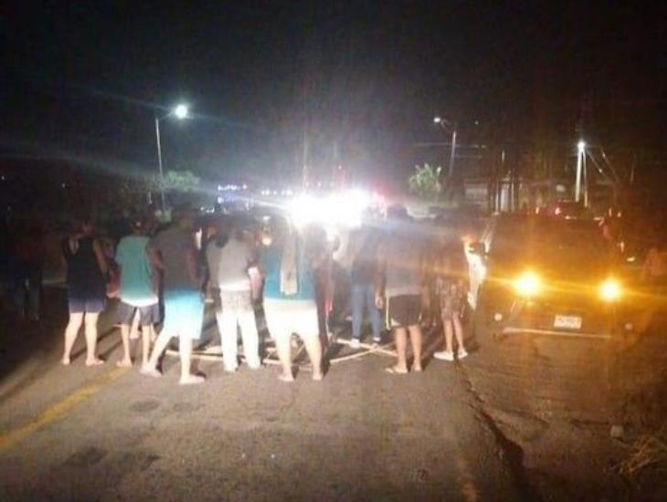 Bloquean carretera antigua a Minatitlán por falta de luz