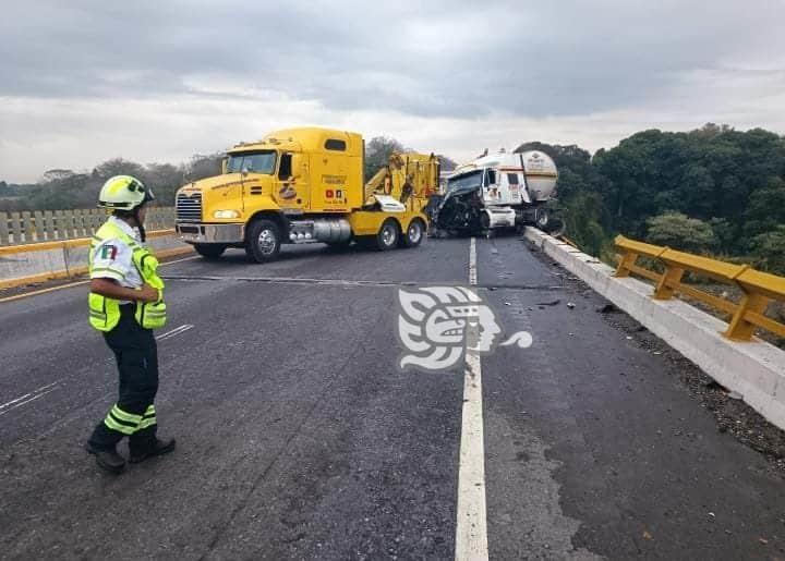 Tráiler doble pipa estuvo a punto de caer de puente en la Córdoba-Veracruz