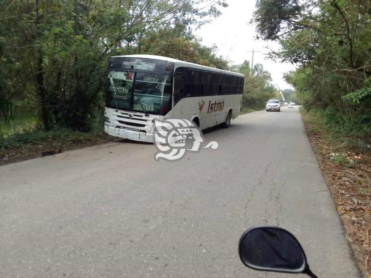 Autobús se queda sin llanta en carretera Nanchital-Las Choapas