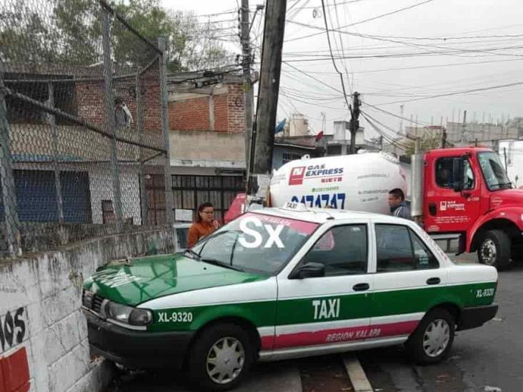 Tres taxis involucrados en dos accidentes en Xalapa