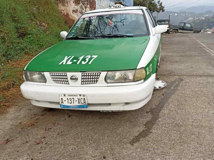 Dejan en bancos el taxi XL137 en la colonia Framboyanes, en Xalapa