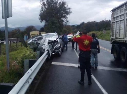 Choca camioneta contra protección metálica en la Xalapa-Perote