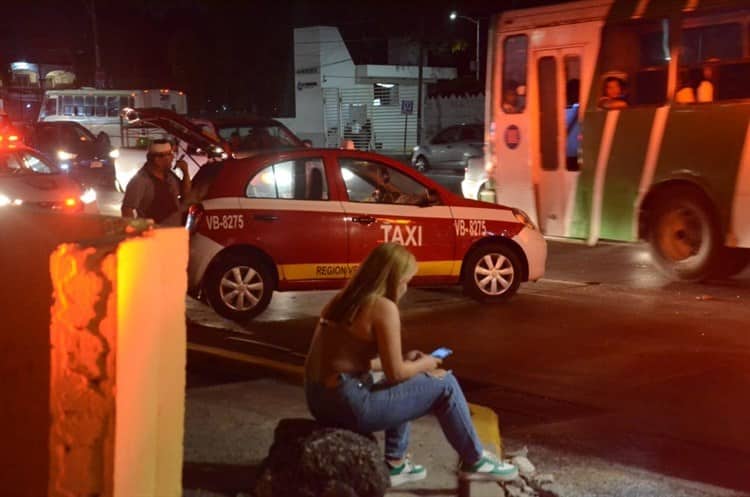 Camioneta impacta a taxista en avenida Ejército Mexicano; una menor resultó lesionada