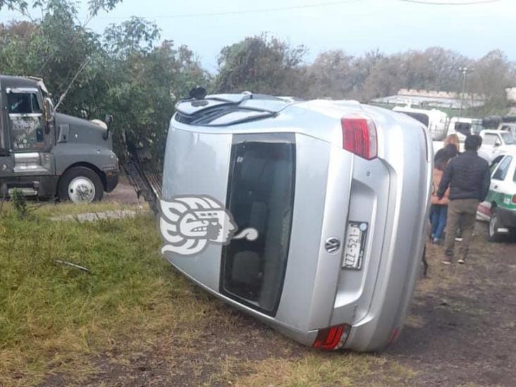 Volcadura de automóvil deja tres lesionados en la Misantla-Xalapa