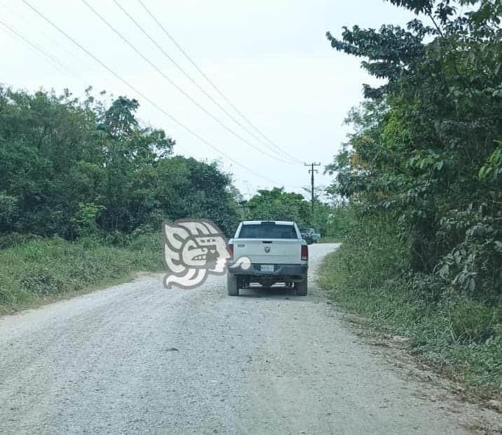 Abandonan camioneta de la CFE en zona de Las Choapas