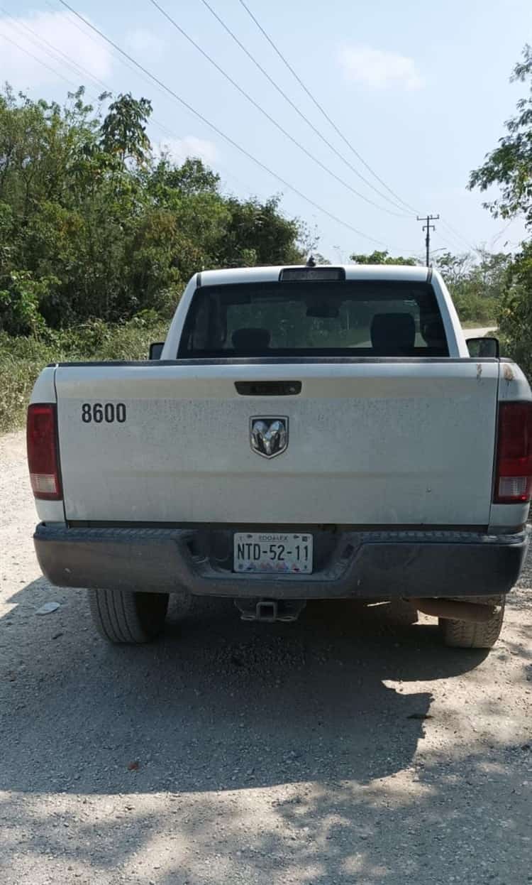 Abandonan camioneta de la CFE en el sur de Veracruz