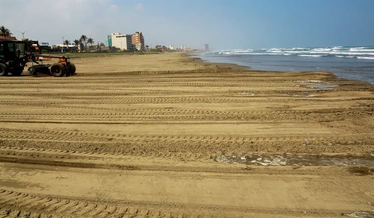 ¡Estará lista para la Semana Santa! , realizan limpia y emparejamiento de la playa (+Video)